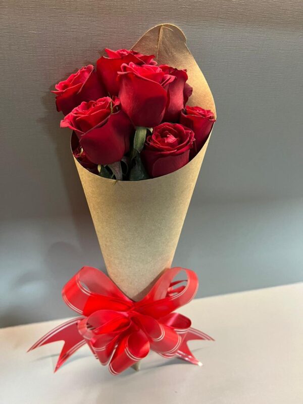 Cone com 6 Botões de Rosas Naturais